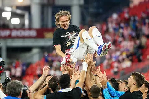 في مباراته رقم 200.. لاعبو كرواتيا يحملون مودريتش على الأكتاف (صور)